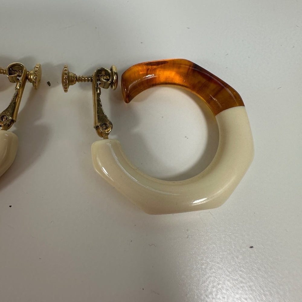 Vintage Lucite Cookies And Cream Hoop Screwback Earrings - Picture 3 of 7
